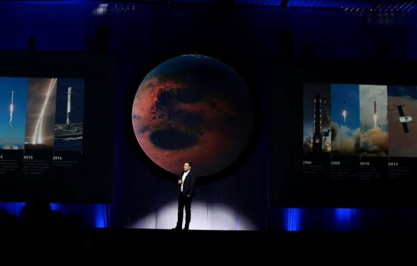 当地时间2016年9月27日,墨西哥瓜达拉哈拉,马斯克公布“火星殖民”计划。图源:视觉中国