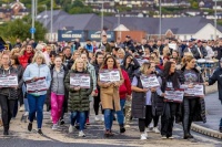 英国北爱尔兰爆发大规模游行： 要求打击犯罪团伙 妇女儿童曾遭死亡威胁