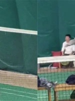 关晓彤鹿晗打羽毛球被偷拍，男方故意让球全程宠溺，细节尽显恩爱