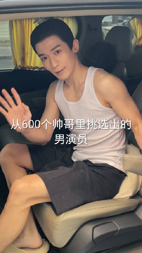 因长相酷似梁朝伟，于正直接签约了他，未来很有可能大火！