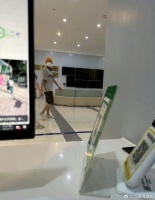 鹿晗现身医院治疗