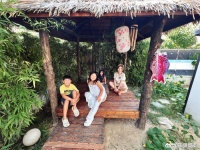 何洁带孩子去黄雅莉家做客，公开了孩子近照，大女儿和她长得好像