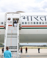 法媒：印度总理莫迪抵达法国访问，法国总理迎接