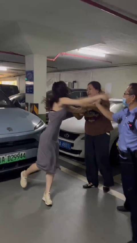 网友投稿:广州几女子因为停车位“问题”纠纷……