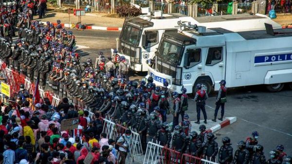 当地时间2021年2月9日，缅甸仰光，当地爆发大规模抗议，警方出动水炮驱散人群。视觉中国 资料图
