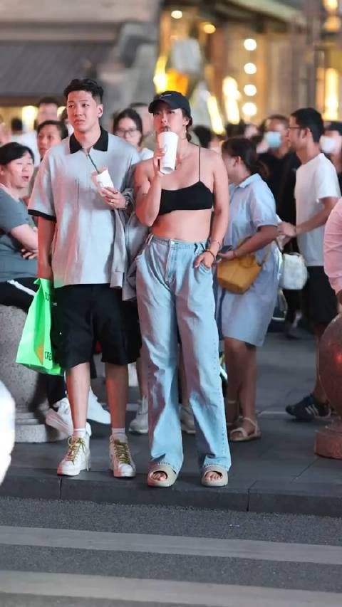 出门穿内衣,允许女朋友这样穿的男人很少见!