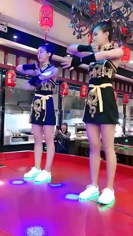 开始是害羞的,慢慢的就放开了