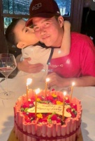 谢天华56岁生日与好友喝得满脸通红庆祝 开心同时搂着一对子女合影