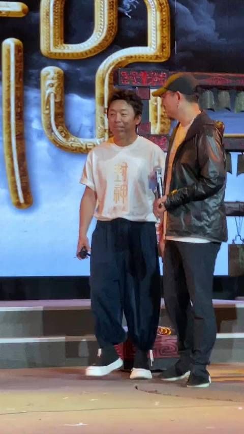 曾经的酒吧驻唱,在好友的帮助下进入影视圈……