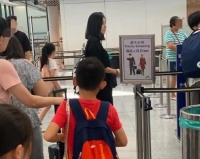 49岁蒙嘉慧现身机场，素颜低调朴素，气质出众皮肤白皙