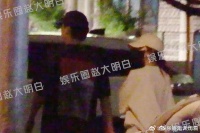 宋妍霏疑似新恋情曝光，与男生牵手回家，半个月后有搂抱着回家