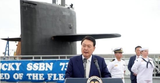 7月19日,釜山港海军基地,尹锡悦在美国“肯塔基”号战略核潜艇旁发表讲话。图源:韩联社报道配图