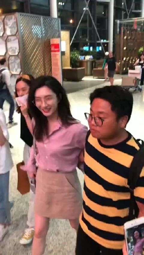 江疏影跟人合照,被旁边男的搂腰了...