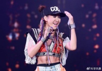 李玟去世的真相，左腿天生缺陷，61岁加拿大老公3次出轨