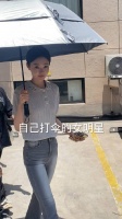 女明星太低调了，请了3个助理还自己亲自打伞！