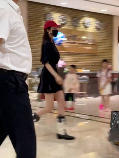 上路人偶遇杨幂到达长沙机场 还是那个小迷糊又迷路走错了……
