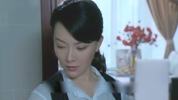 婆婆往儿媳粥里下药，不料儿媳撞见并不声张，饭桌上喂给她儿子吃
