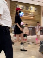 上路人偶遇杨幂到达长沙机场 还是那个小迷糊又迷路走错了……