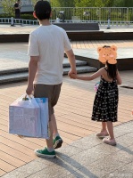 网友偶遇董子健带女儿，女儿大福腿长手长……