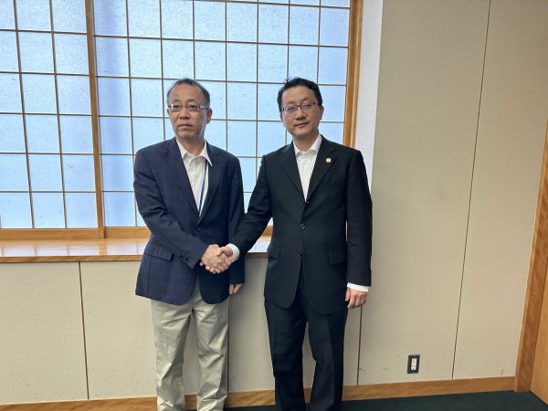 7月22日,外交部亚洲司司长刘劲松(右)在东京同日本外务省亚洲大洋洲局局长船越健裕举行新一轮工作磋商。图片来自外交部
