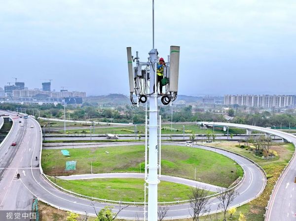 资料图:2022年12月10日,江西省赣州市,移动通信技术人员在5G基站安装调试5G信号设备。图源:视觉中国