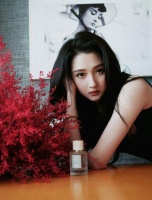 关晓彤穿黑色镂空无袖连衣裙 手臂白皙长腿纤细气质好