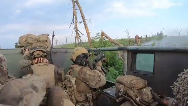 一骑讨!漂亮国老兵身先士卒,激励乌克兰新兵奋勇杀敌!