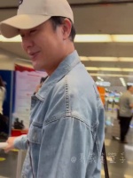 张颂文老师北京机场，和小朋友对话“你怎么不上学啊”好温柔