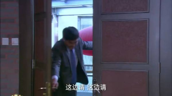 富二代仗着有钱，居然逼姑娘让出包厢，谁料这次碰到了硬茬！