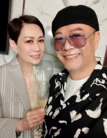 欧阳震华生日与太太开心庆生 太太挽着其手臂恩爱合影