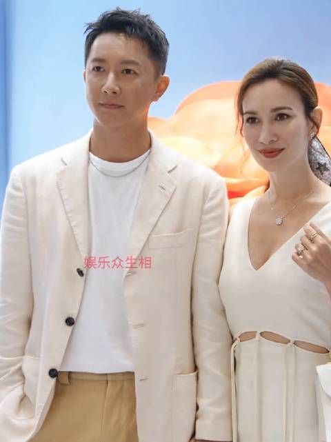 韩庚卢靖姗牵手出席活动，这么看两人还蛮有夫妻相的