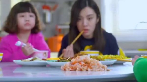 保姆在雇主家吃饭,一盘虾全让自己孙子吃了,雇主都看呆了