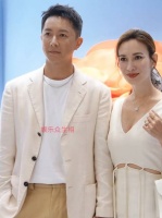 韩庚卢靖姗牵手出席活动，这么看两人还蛮有夫妻相的