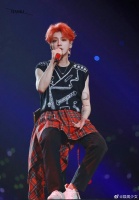 鹿晗红发真的很帅啊，细心的网友发现掉色了，流的汗是红色的