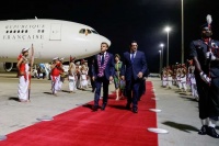 “历史性访问”，马克龙不到两小时就走了……