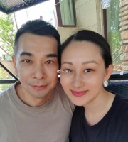 赵文卓夫妇带子女出国旅游度过暑假 开心与网友合影51岁还很显冻龄