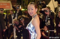 女星嫁入豪门，老公被拍到出轨长发女，她一个举动回应