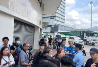 李玟丈夫太过分，参加告别式迟到一小时，眼瞟镜头搂抱CoCo好友