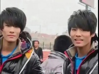 疯狂小杨哥兄弟俩2015年的照片，当时在广东打工……