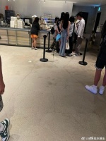 具俊晔陪小S一家游韩国被偶遇 三个女儿身材高挑