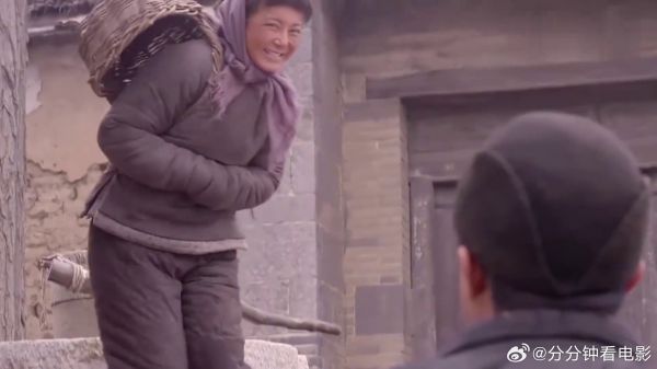 老农民收留破烂乞丐,谁知晚上乞丐把脸洗干净,太美了!