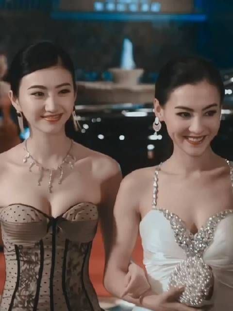 两个美女谁不爱看呐!独属于中国女人的气质