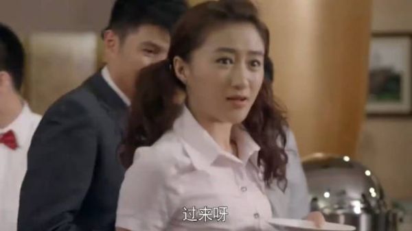 穷姑娘打碎红酒，被总裁嘲笑她赔不起，不料下一秒就让他闭嘴！