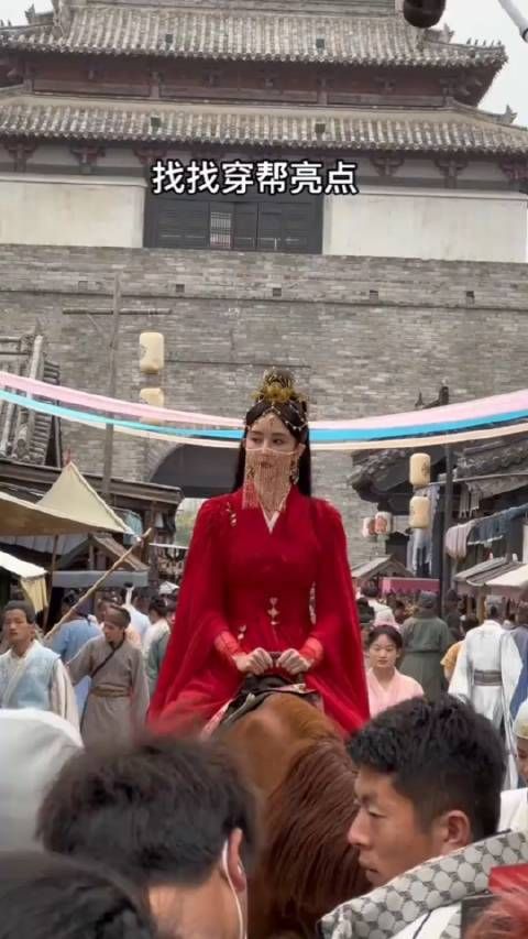 女演员拍戏现场穿帮了,实在是太尴尬了!