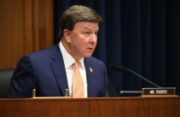 拿错剧本？美议员竟称美国不能“被中俄吓倒”