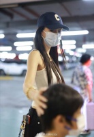 Angelababy带着小海绵现身机场，这身材是真好