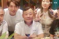 56岁周立波罕见露面，与朋友聚会头发稀少满面红光