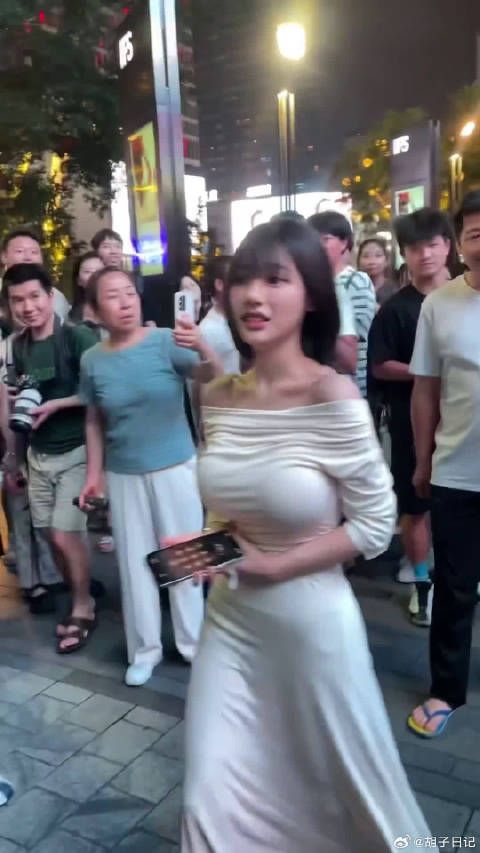 好漂亮,好多人围观