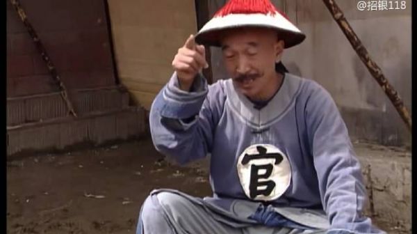 被贬成了九品官看城门,但凭着一个御赐蒲团让大官儿给蒲团跪拜……