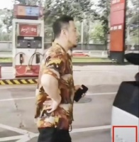 杨坤尴尬了！加油站开豪车加油，来回踱步都没人上前合影索要签名